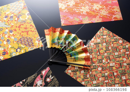 扇と千代紙 108366198