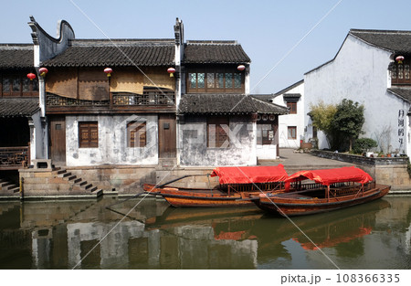 Traditional houses along the Grand Canal, ancient town of Yuehe in Jiaxing, Zhejiang Province, China 108366335