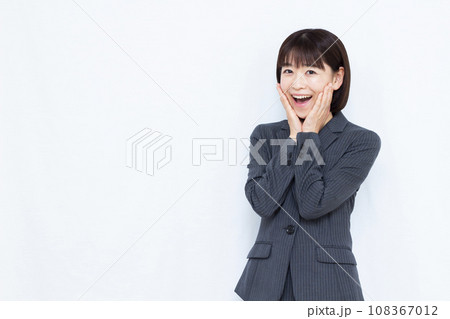 笑顔でびっくりしているスーツを着た30代の働く女性 笑顔でびっくりしているスーツを着た30代の働く女性 108367012