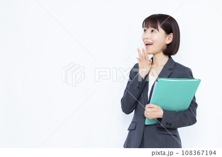 笑顔でびっくり驚いているスーツを着た30代の働く女性 笑顔でびっくり驚いているスーツを着た30代の働く女性 108367194
