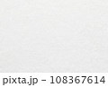 ざらざらの白い紙の背景テクスチャ 108367614