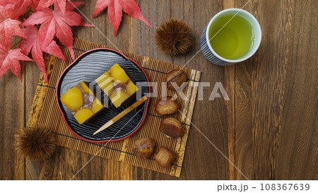 栗蒸し羊羹・秋の和菓子と緑茶 108367639