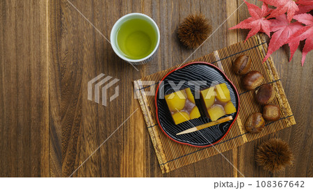 栗蒸し羊羹・秋の和菓子と緑茶 108367642