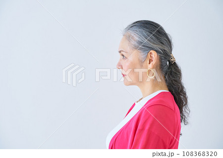 シニア女性の横顔 108368320