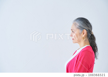 シニア女性の横顔 108368321