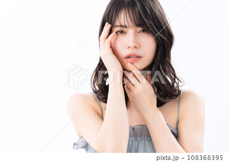 白バックでスキンケアをするミドルの女性 108368395