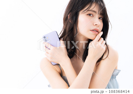 白バックでスマホを見るミドルの女性 白バックでスマホを見るミドルの女性 108368414