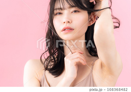 ピンクバックでスキンケアをするミドルの女性 ピンクバックでスキンケアをするミドルの女性 108368482