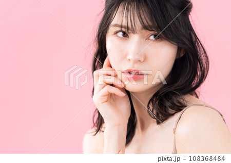 ピンクバックでスキンケアをするミドルの女性 108368484