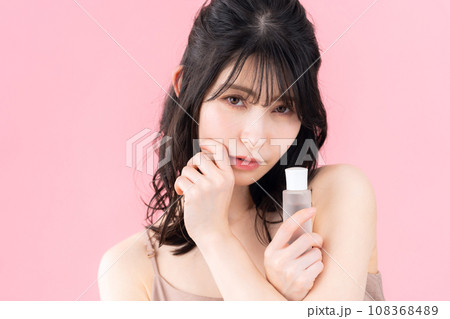 ピンクバックでスキンケアをするミドルの女性 ピンクバックでスキンケアをするミドルの女性 108368489