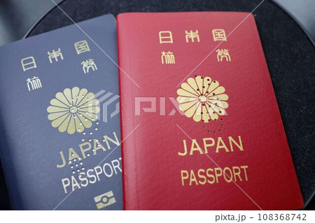 期限切れのパスポート。穴あきパスポート 108368742
