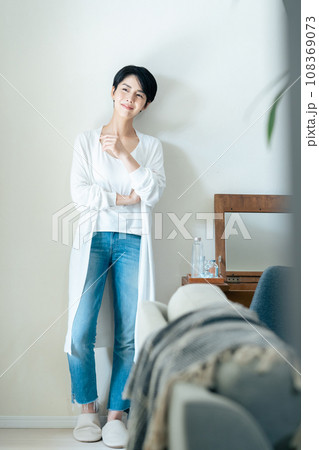 リビングで考え事をする女性 108369073