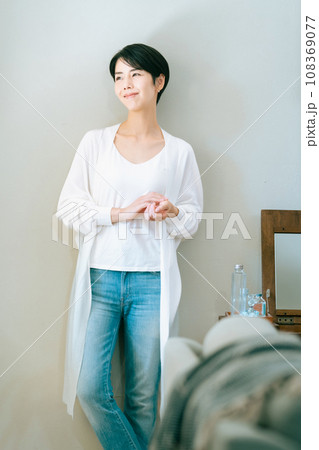 リビングで考え事をする女性 108369077