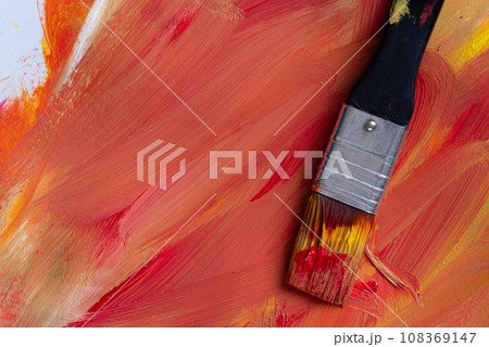 アクリル絵の具と絵筆 108369147