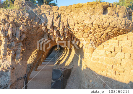 朝日のグエル公園 108369212