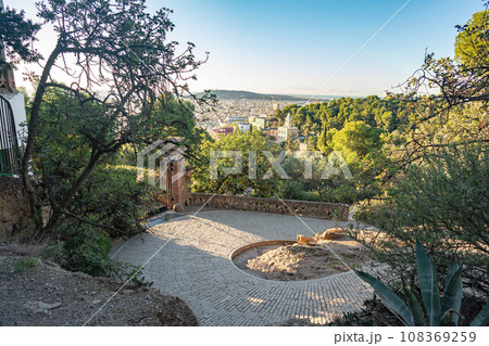 朝のグエル公園 108369259