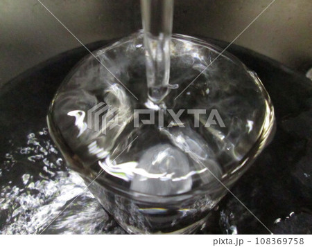 あふれるグラス 108369758