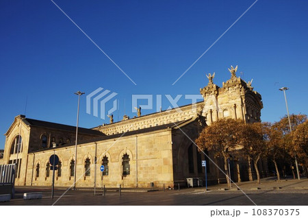 青空に映えるバルセロナ政府庁舎 108370375