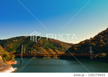 九頭竜湖の秋と紅葉 箱ヶ瀬橋 九頭竜湖の秋と紅葉 箱ヶ瀬橋 108370685