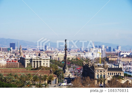 バルセロナの街にそびえるコロンブス記念塔 108370831