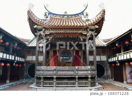 台湾の歴史的建築物のお寺 108371228