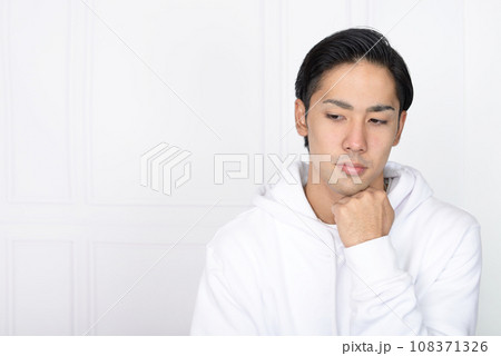 落ち込む男性 108371326