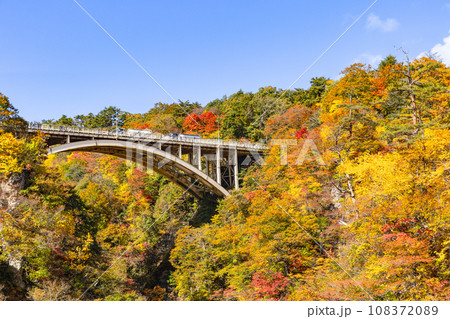紅葉の宮城鳴子峡大深沢橋 紅葉の宮城鳴子峡大深沢橋 108372089