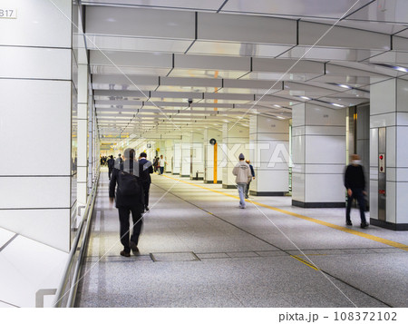 新宿駅 西口地下通路 新宿駅 西口地下通路 108372102