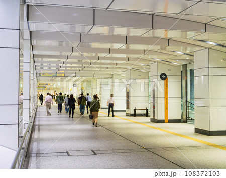 新宿駅 西口地下通路 新宿駅 西口地下通路 108372103