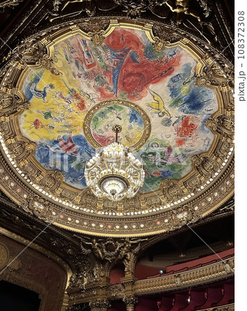 オペラガルニエの華やかな天井画 108372308