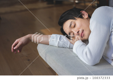 ソファで寝る男性 ソファで寝る男性 108372333