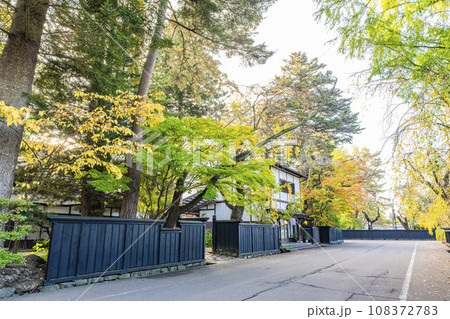 秋の角館武家屋敷通り 紅葉始めの風景 秋田県仙北市 秋の角館武家屋敷通り 紅葉始めの風景 秋田県仙北市 108372783