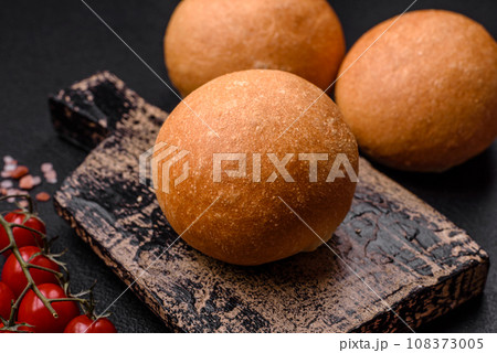 Delicious fresh crispy white round bread with seeds and grains 108373005