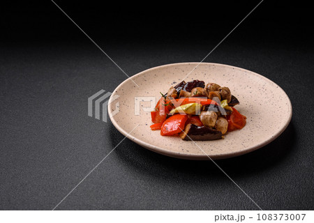 Delicious salad of grilled vegetables tomatoes, mushrooms, sweet peppers, eggplants 108373007
