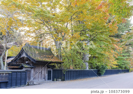 秋の角館武家屋敷通り(青柳家) 紅葉始めの風景 秋田県仙北市 秋の角館武家屋敷通り(青柳家) 紅葉始めの風景 秋田県仙北市 108373099