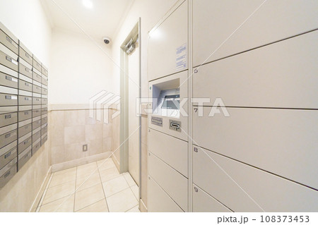 マンションのエントランスにある宅配ボックス 108373453