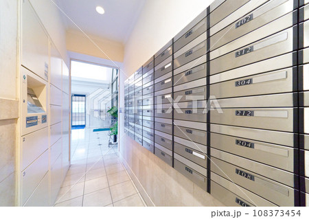 マンションのエントランスにある郵便受けと宅配ボックス 108373454