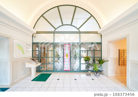 オートロックのあるマンションのエントランス　内観　イメージ 108373456