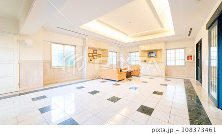 明るい雰囲気のマンションのエントランスロビー 内観 イメージ 明るい雰囲気のマンションのエントランスロビー 内観 イメージ 108373461