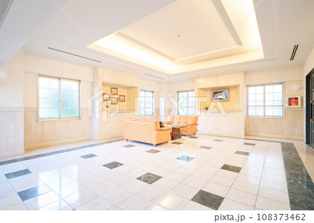 明るい雰囲気のマンションのエントランスロビー　内観　イメージ 108373462