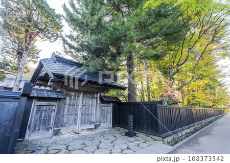 秋の角館武家屋敷通り(河原田家)紅葉始めの風景 秋田県仙北市 秋の角館武家屋敷通り(河原田家)紅葉始めの風景 秋田県仙北市 108373542