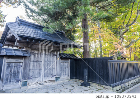 秋の角館武家屋敷通り（河原田家）紅葉始めの風景　秋田県仙北市 108373543