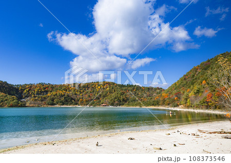 紅葉の宮城潟沼と手漕ぎボート 108373546