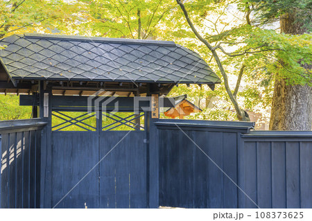 秋の角館武家屋敷通り(小田野家) 紅葉始めの風景 秋田県小田の 秋の角館武家屋敷通り(小田野家) 紅葉始めの風景 秋田県小田の 108373625