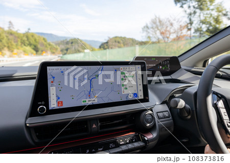 高速道路を運転中の自動車の運転席からの景色 108373816