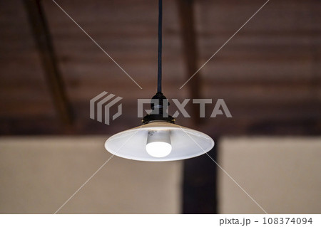 秋の国営みちのく杜の湖畔公園 古民家のレトロな照明 宮城県川崎町 秋の国営みちのく杜の湖畔公園 古民家のレトロな照明 宮城県川崎町 108374094