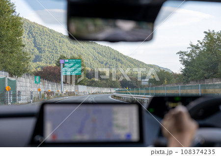 高速道路を運転中の自動車の運転席からの景色 108374235