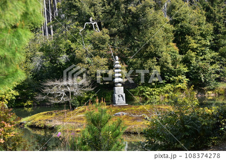 日本の春の京都 世界遺産の金閣寺境内 白蛇の塚と新緑が美しい鹿苑寺庭園 日本の春の京都 世界遺産の金閣寺境内 白蛇の塚と新緑が美しい鹿苑寺庭園 108374278