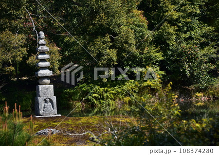 日本の春の京都 世界遺産の金閣寺境内 白蛇の塚と新緑が美しい鹿苑寺庭園 日本の春の京都 世界遺産の金閣寺境内 白蛇の塚と新緑が美しい鹿苑寺庭園 108374280