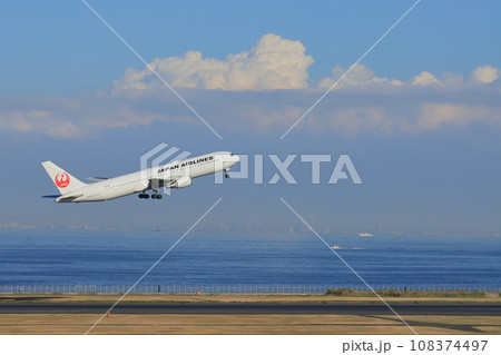 離陸、上昇する旅客機　ジェット機 108374497